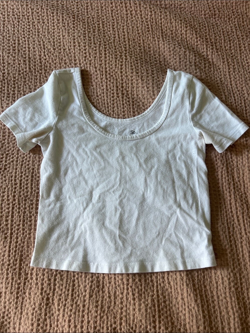 SO Short Sleeve Scoop Neck Crop Top in Light Cream